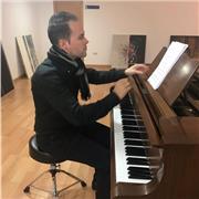 Pianista, cantante e compositore